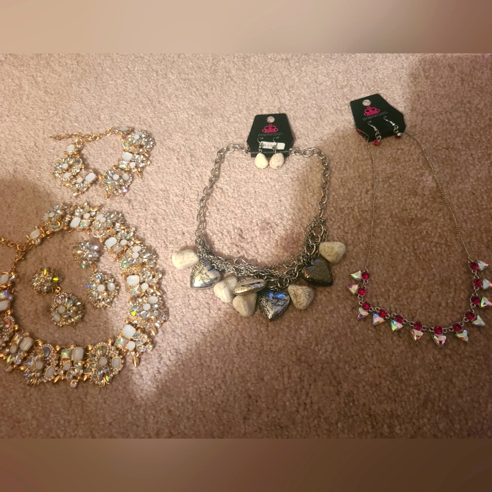 🚨 Bundle 3 sets of costume jewelry
